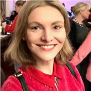 Deutsch- und Englisch-Tutorin, die Kinder aller Altersgruppen unterrichtet